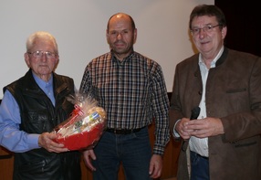 Hans Gegenfurtner erhielt von Johann Huber und Josef Kammermeier (von links) einen Korb mit regionalen Spezialitäten.